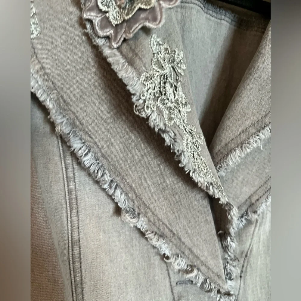 DG2 By Diane Gilman Gray Flower Denim Jacket - Picture 5 of 11